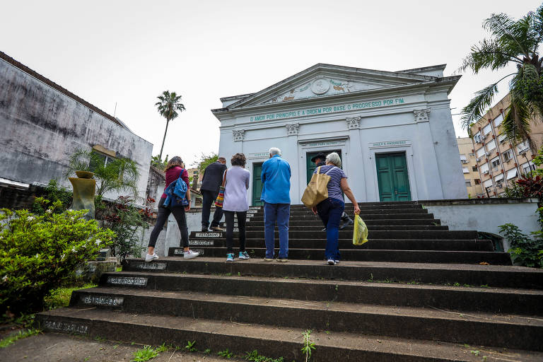 Os degraus da escada do templo têm inscrições que simbolizam a evolução da humanidade, objetivo da doutrina