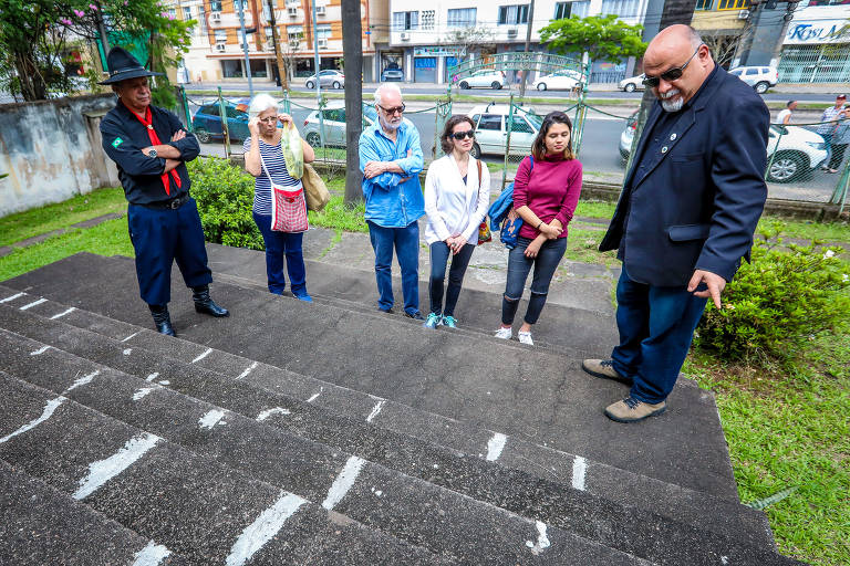 O positivismo foi o pensamento que mais influenciou o movimento republicano no Brasil. Na foto, Erlon Jacques (à dir., de preto), é o guardião do templo e responsável por guiar os visitantes