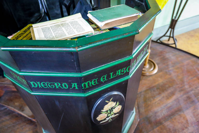 A Monarquia subentende que o líder é referendado por um ser divino, é um sistema político baseado em uma fantasia. Não aceitamos que um ser humano pode ser considerado melhor do que outro apenas por ser de uma determinada família. Para nós, isso não existe, diz o guardião do templo, Erlon Jacques
