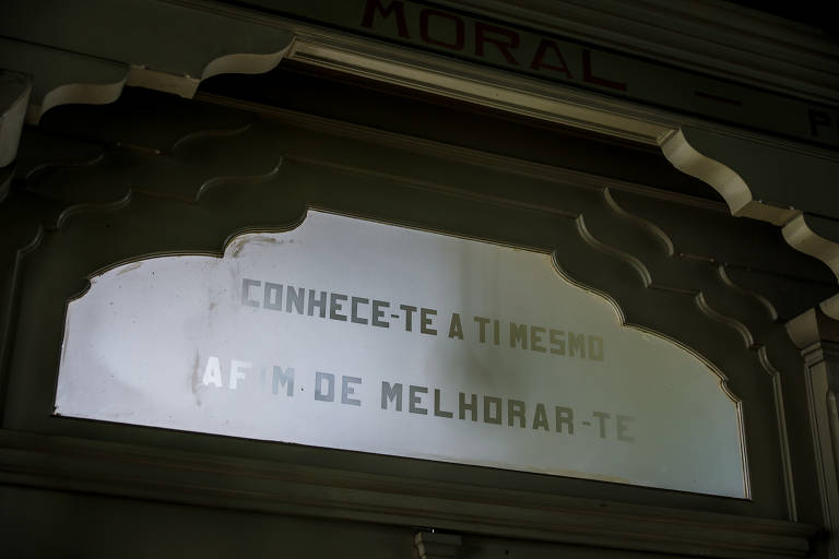 O ano que inicia a contagem do calendário positivista é 1789 quando ocorreu a Queda da Bastilha, durante a Revolução Francesa. Dentro da capela, ao assinar o livro de visitas, o grupo descobriu que o mês de Shakespeare havia acabado e corria a primeira semana do mês de Descartes do ano de 231