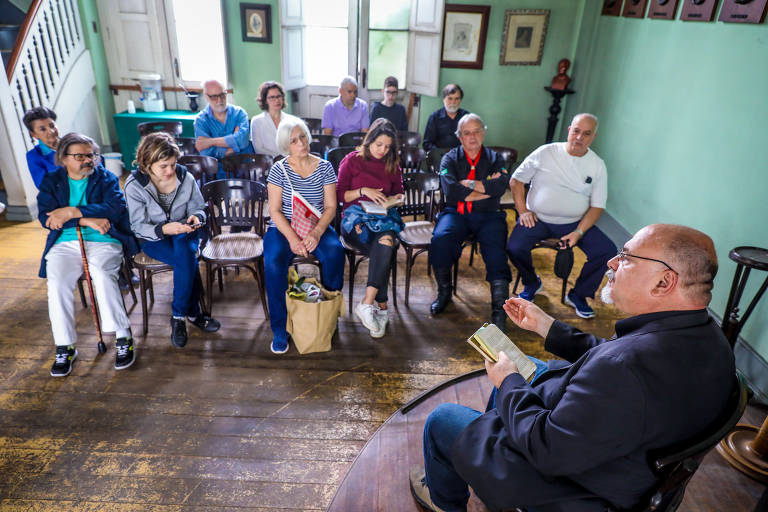 Erlon Jaques (de preto), guardião do templo, fala aos visitantes sobre a doutrina positivista, pensamento que mais influenciou o movimento republicano no Brasil