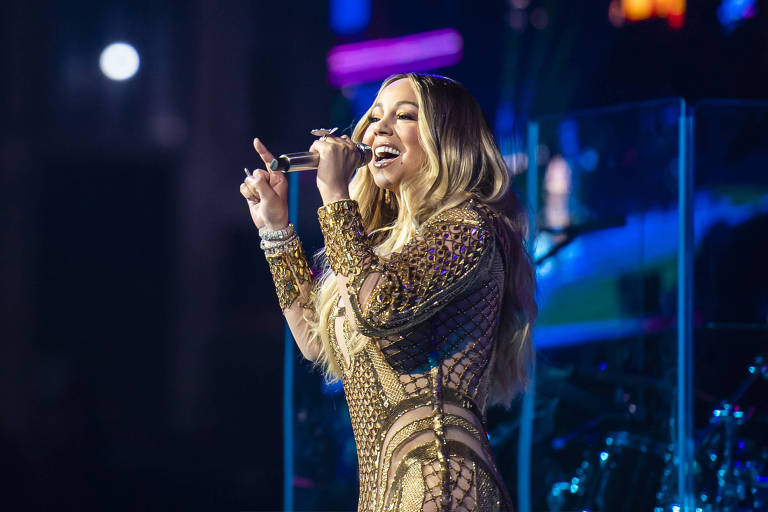 Mariah Carey se apresenta em Dubai com vestido inspirado em Cleópatra