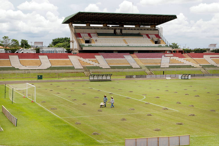 Vista do gramado do estádio Hermínio Ometto, em Araras, antes do início da Copa São Paulo de 2013