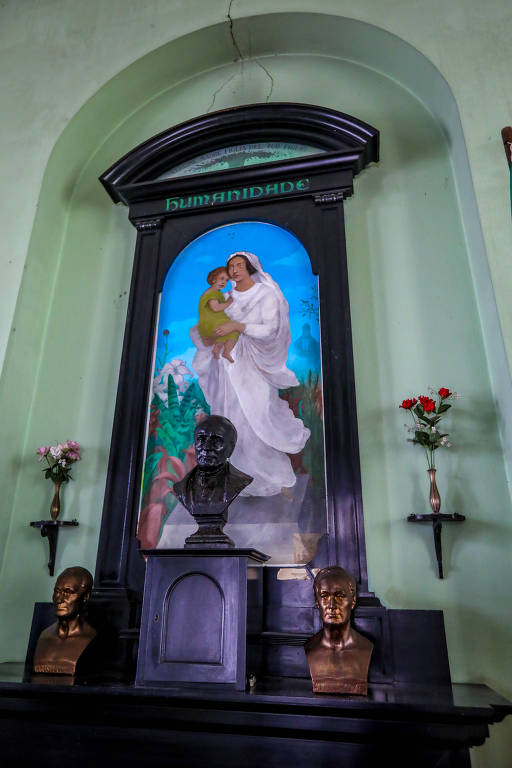 A figura feminina é a principal dentro do templo, ao centro na sala. No lugar de um deus, uma deusa, a humanidade