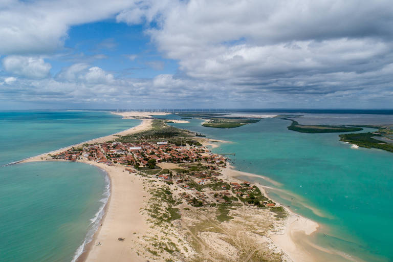 Praia de Galinhos, no Rio Grande do Norte, faz parte de uma imensa península areial; só é possível chegar lá de barco ou em veículos 4x4