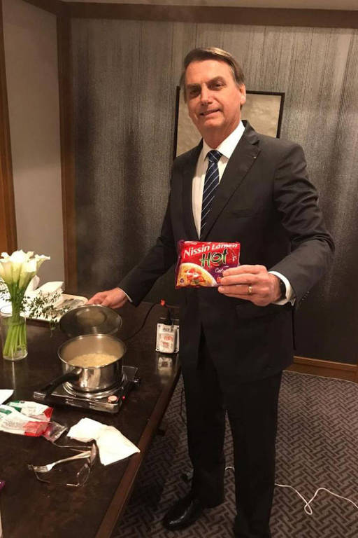 Jair Bolsonaro preparando miojo durante viagem ao Japão