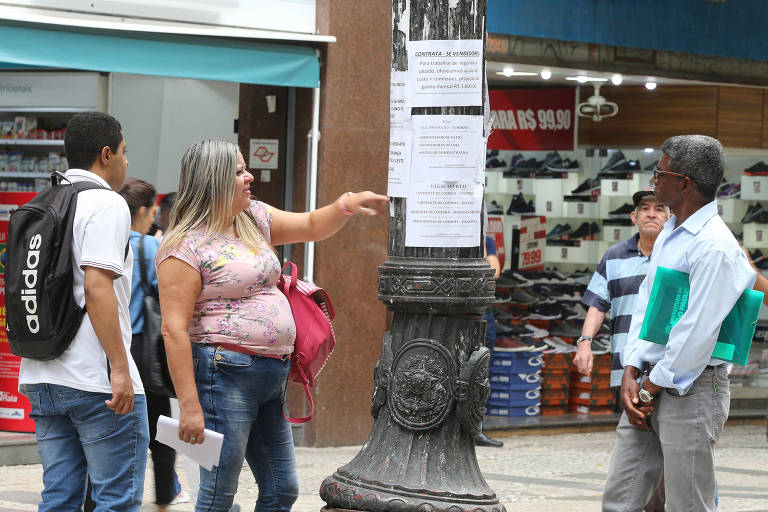 Trabalhadores buscam vagas na rua Barão de Itapetininga