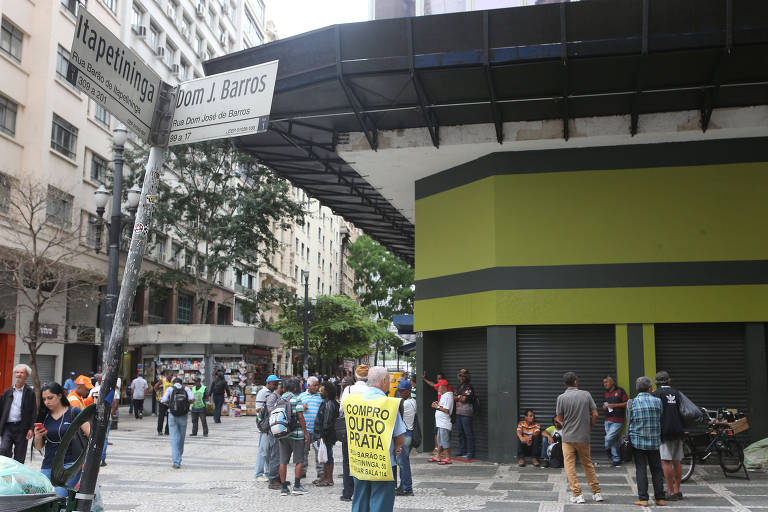 Desde o início da manhã, trabalhadores se concentram à espera de oferta de vagas principalmente na construção civil 