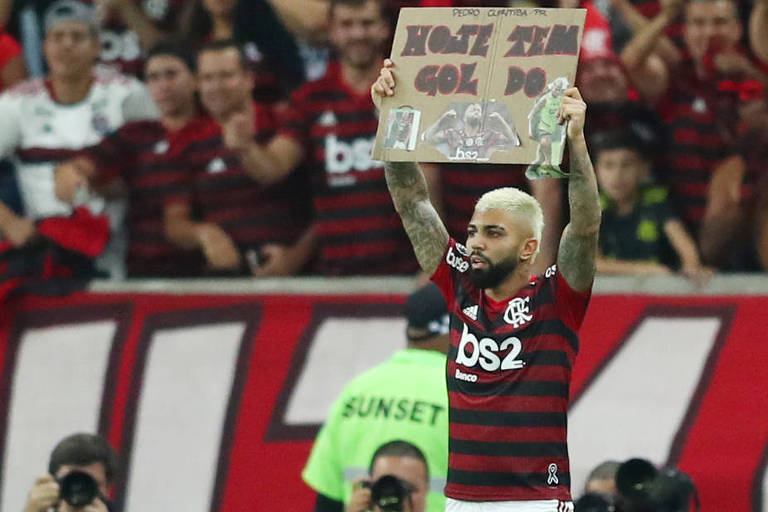 Gabriel comemora o primeiro de seus dois gols sobre o Flamengo, no Maracanã, em duelo pela semifinal da Libertadores