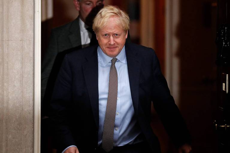 O premiê britânico, Boris Johnson, deixa o número 10 de Downing Street, em Londres