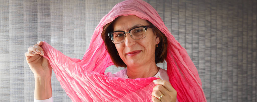 Sueli Salotti mostra um dos lenços que usou quando perdeu o cabelo durante tratamento de quimioterapia