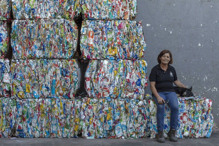 Rosilda Maria Santana, após anos catando lixo por estar desempregada, conseguiu entrar na Coopercaps como agente ambiental. O trabalho com reciclagem da cooperativa, em parceria com a Boomera, fez a renda mensal do cooperado chegar a R$ 1.500