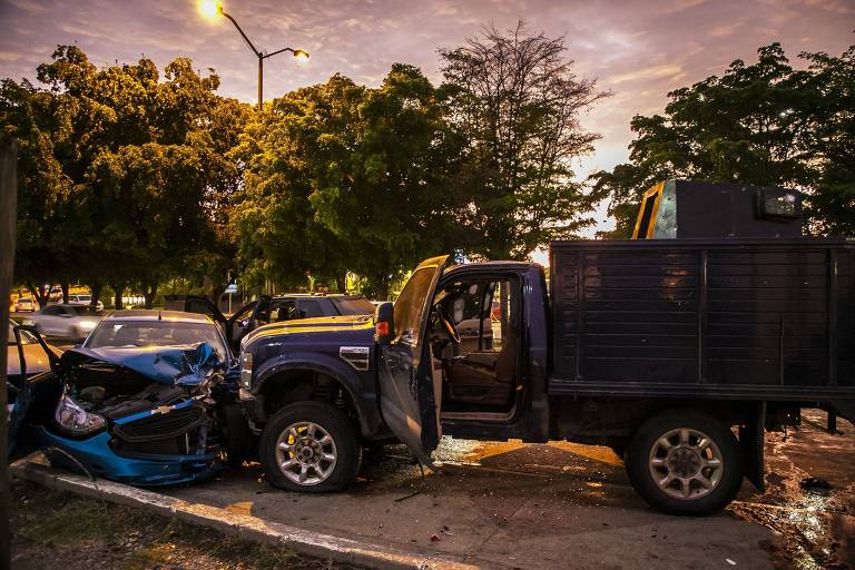 Veículos danificados e atingidos com tiros em Culiacán, no estado de Sinaloa, no México