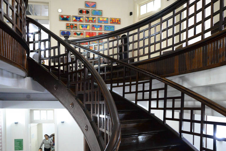 Escadaria de madeira da década de 1930 do maior hospital infantil do pais, o Pequeno Príncipe, de Curitiba (PR), que completa cem anos 