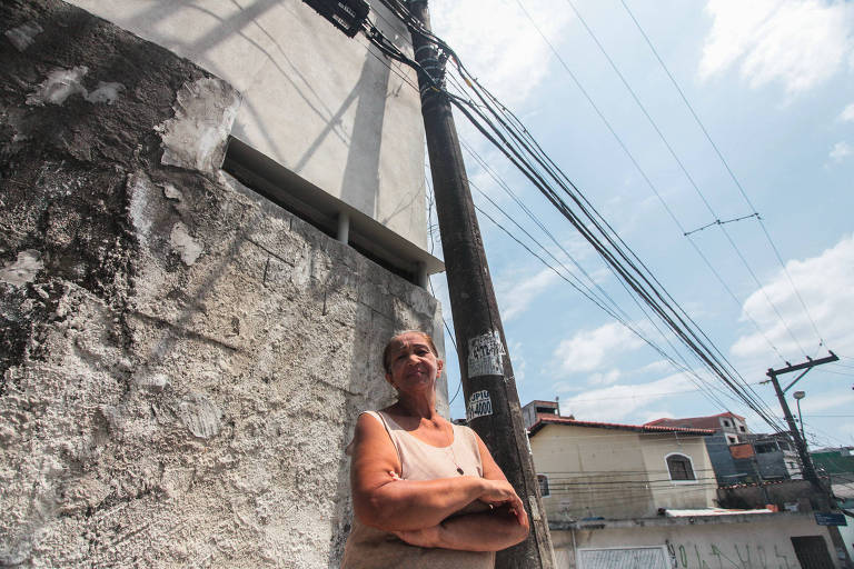A dona de casa Maria Gadelha, 63 anos, de Guarulhos (Grande SP), conta que já solicitou providências para a EDP, mas reclama que, até o momento, não foi atendida pela empresa de energia