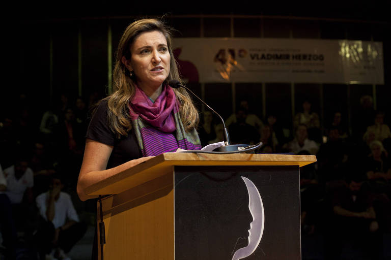 A jornalista Patrícia Campos Mello durante a cerimônia de entrega do Prêmio Vladimir Herzog