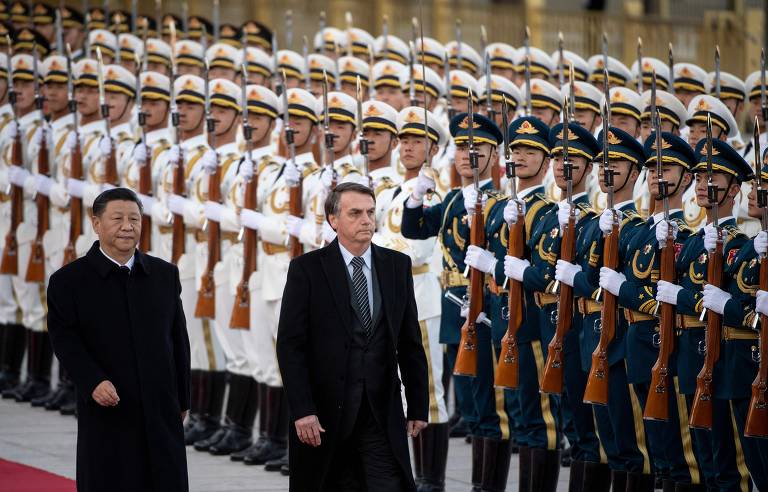 Xi Jinping e Jair Bolsonaro passam as tropas em revista na viagem do brasileiro a Pequim


