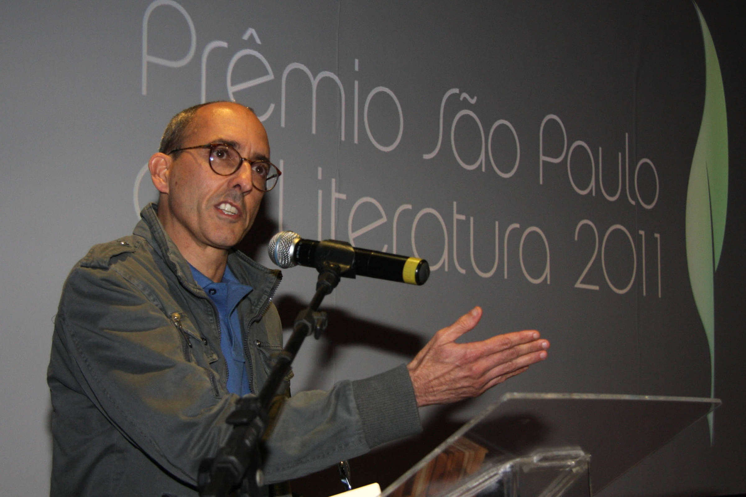 O professor e escritor Rubens Figueiredo recebe o Prêmio São Paulo de Literatura por seu romance “Passageiro do Fim do Dia” (Companhia das Letras), em 2011