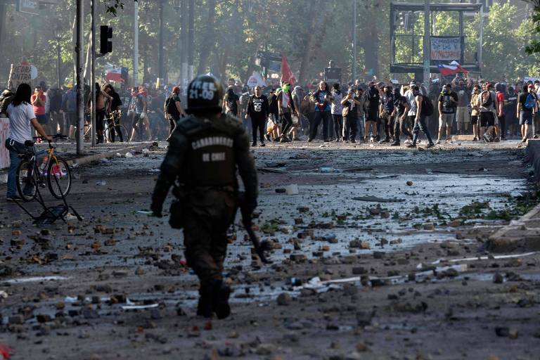 Manifestantes em confronto com as forças de segurança em Santiago, no Chile