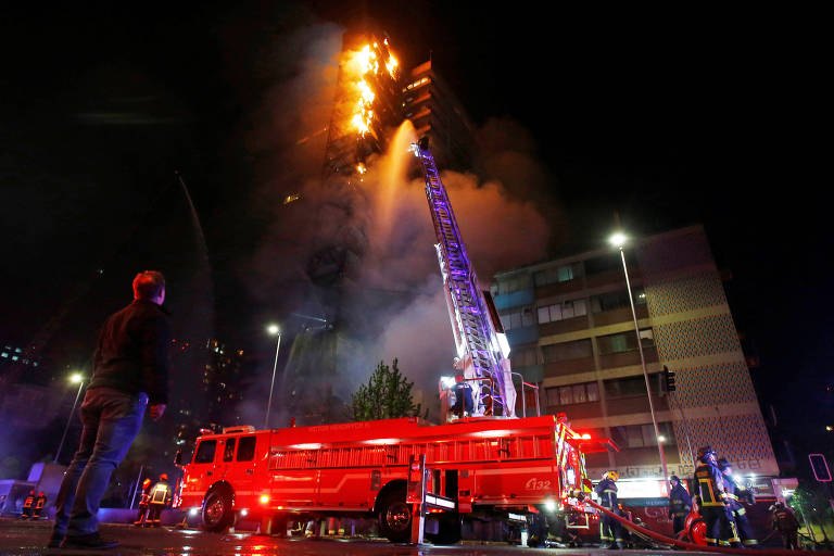 Sede da Enel foi incendiado durante um protesto contra o aumento dos preços das passagens de metrô em Santiago, Chile