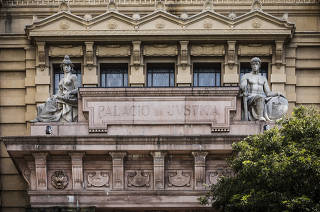 Detalhe da fachada do prédio do Palácio da Justiça de São Paulo