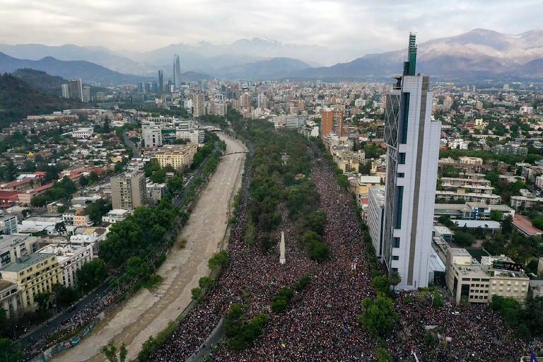 Grande marcha toma Santiago em oitavo dia de protestos no Chile