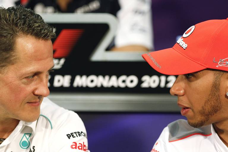 Michael Schumacher (à esq.) conversa com Lewis Hamilton antes do GP de Monaco de 2012
