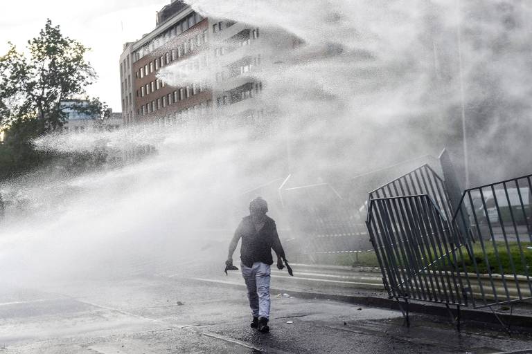 Polícia usa jato de água contra manifestante na capital chilena
