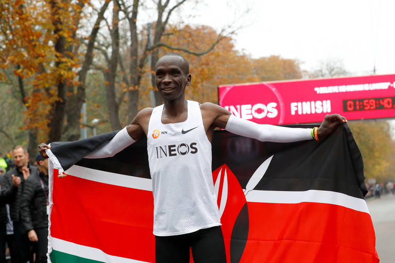 O queniano Eliud Kipchoge festeja a vitória na maratona de Viena, onde ele completou a prova com o tempo abaixo de duas horas há duas semanas