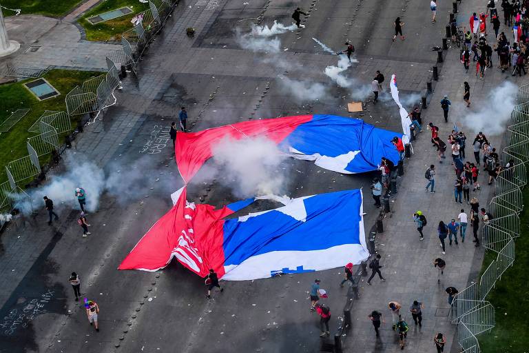Bandeira gigante do Chile é rasgada durante o ato em Santiago