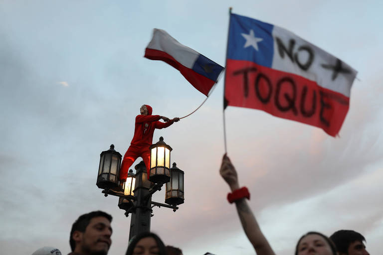 Manifestante acena com a bandeira chilena durante a manifestação