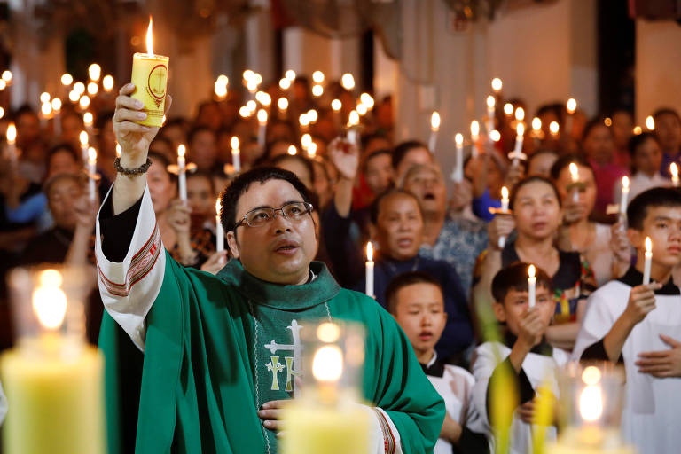 O padre Anthony Dang Huu Nam celebra missa em Yen Thanh em homenagem aos mortos
