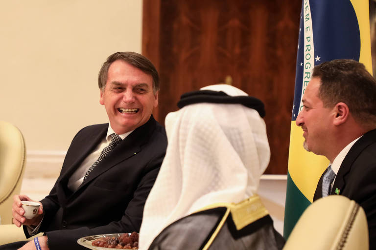 O presidente da República, Jair Bolsonaro, recebe os cumprimentos do Xeque Suhail Al Mazrouei, ministro de Energia e Indústria dos Emirados Árabes.