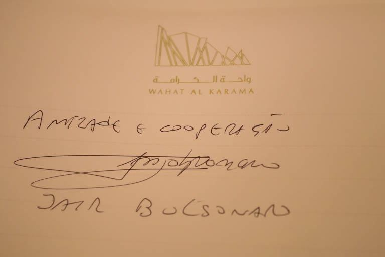 Presidente Jair Bolsonaro assina livro de visitas no Pavilhão de Honra, em Abu Dhabi