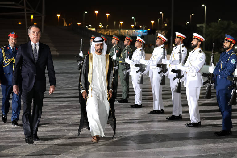 Presidente Jair Bolsonaro, acompanhado do xeque Khalifa bin Tahnoun Al Nahyan, em visita guiada às instalações do Monumento aos Mártires da Pátria, em Abu Dhabi