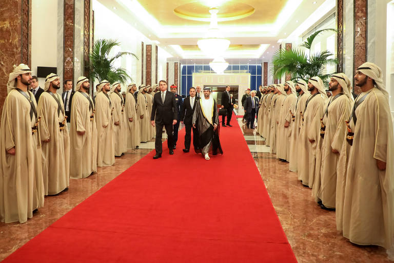 Presidente Jair Bolsonaro durante chegada à cidade de Abu Dhabi, para visita oficial aos Emirados Árabes Unidos