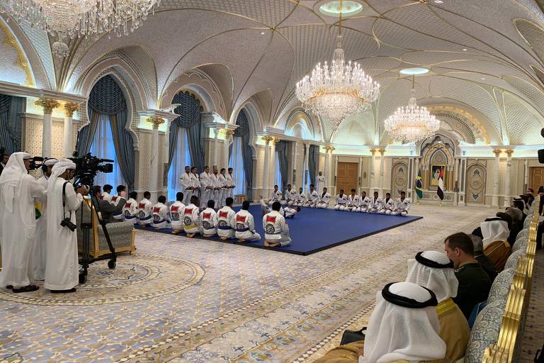 Bolsonaro assiste a apresentação de jiu-jítsu brasileiro no palácio presidencial de Abu Dhabi