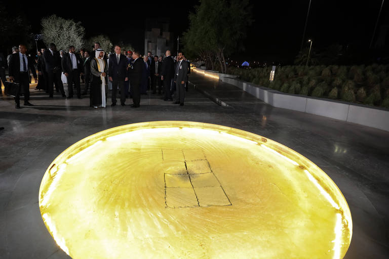 Presidente Jair Bolsonaro, acompanhado do Xeque Khalifa bin Tahnoun Al Nahyan, em visita guiada às instalações do monumento aos mártires da pátria
