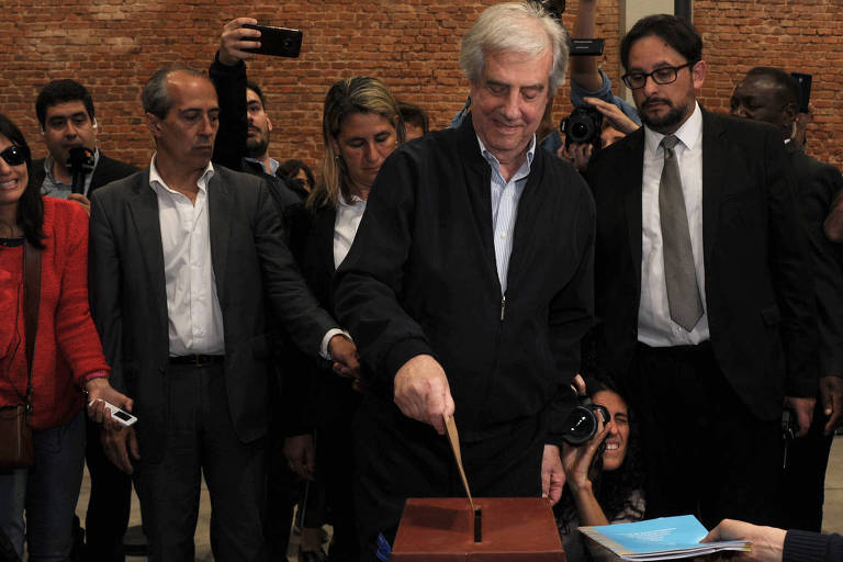 O presidente do Uruguai, Tabaré Vázquez, 79, vota em Montevidéu