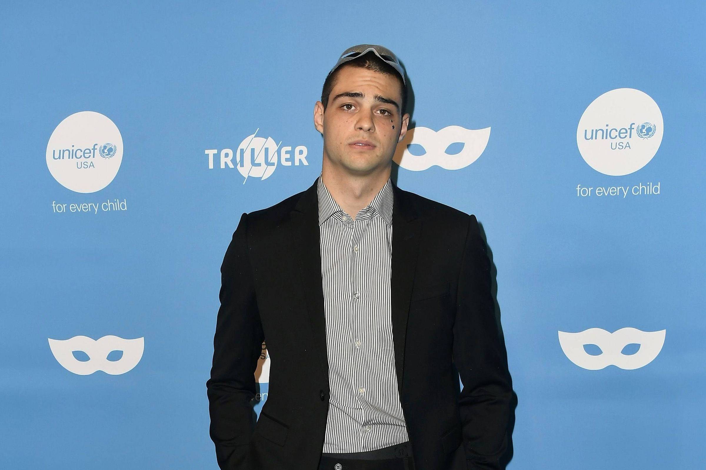 F5 - Celebridades - Noah Centineo aparece com nova namorada em baile de  máscaras da Unicef - 27/10/2019