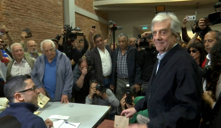O presidente Tabaré Vázquez vota no primeiro turno para escolher seu sucessor no comando do país