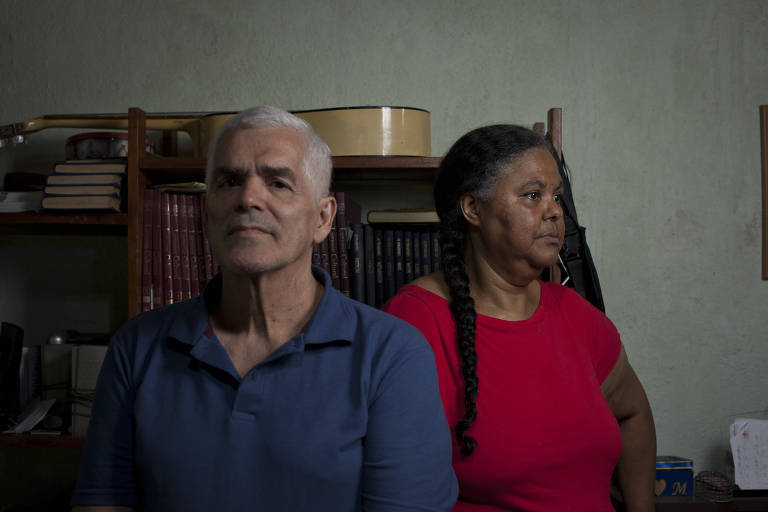 Eles dizem viver com uma renda mensal de menos de R$ 800, dinheiro que, além deles, serve para sustentar dois de seus quatro filhos, que estão desempregados
