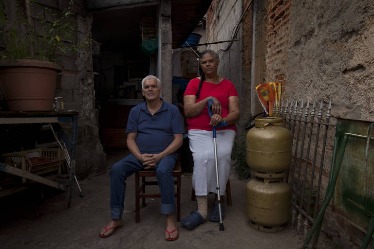 Há cerca de dez anos, ele e a mulher passaram a vender pizza para a vizinhança. As coisas iam bem, mas nos últimos dois anos, com a crise, o movimento despencou