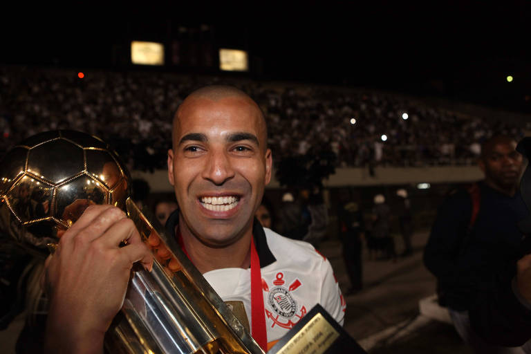 Emerson Sheik comemora o título da Recopa, em 2013, após vitória do Corinthians sobre o São Paulo