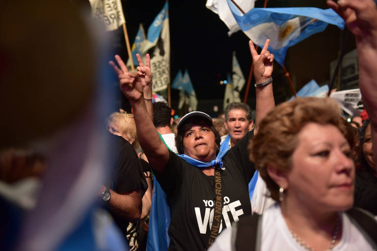 Apoiadores de Alberto Fernández comemoram vitória do kirchnerista