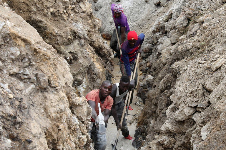 Trabalhadores em mina de coltan, de onde se extrai o tântalo, metal essencial na fabricação de eletrônicos modernos