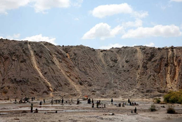 Organização dos direitos humanos também encontrou mulheres lavando e selecionando minérios sem proteção adequada e contaminando a água do lago Malo, na RDC