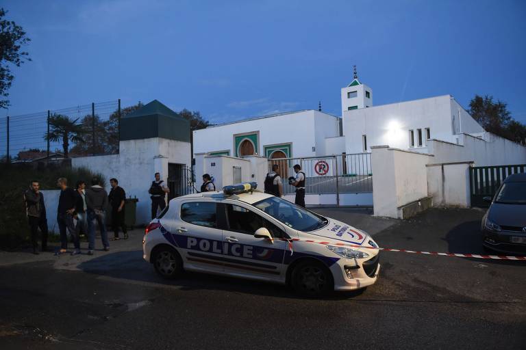 Policiais em frente a mesquita na cidade de Bayonne, no sudoeste da França