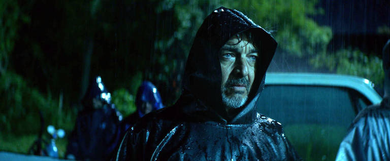 Assim que fazem o investimento, a economia argentina entra em colapso e eles descobrem que levaram um golpe