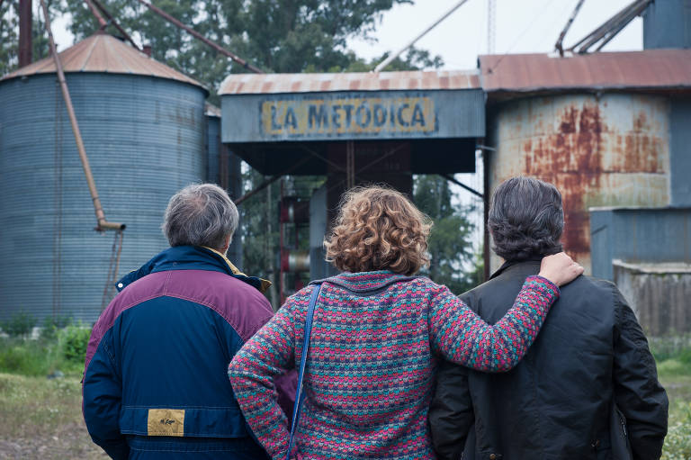Personagens do longa argentino 'A Odisseia dos Tontos' encaram a fábrica abandonada que eles querem transformar em armazém